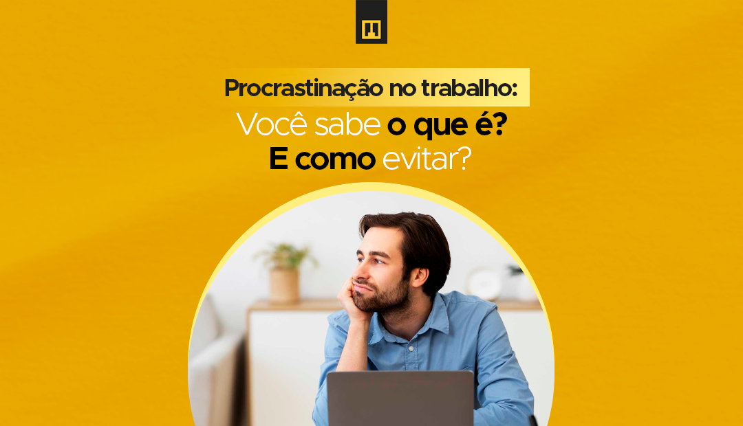 homem sentado em frente a um notebook olhando para o lado com o queixo apoiado na mão. Ele é branco, tem cabelos escuros e usa camisa azul. Acima, a pergunta "Procrastinação no trabalho, você sabe o que é e como evitar?